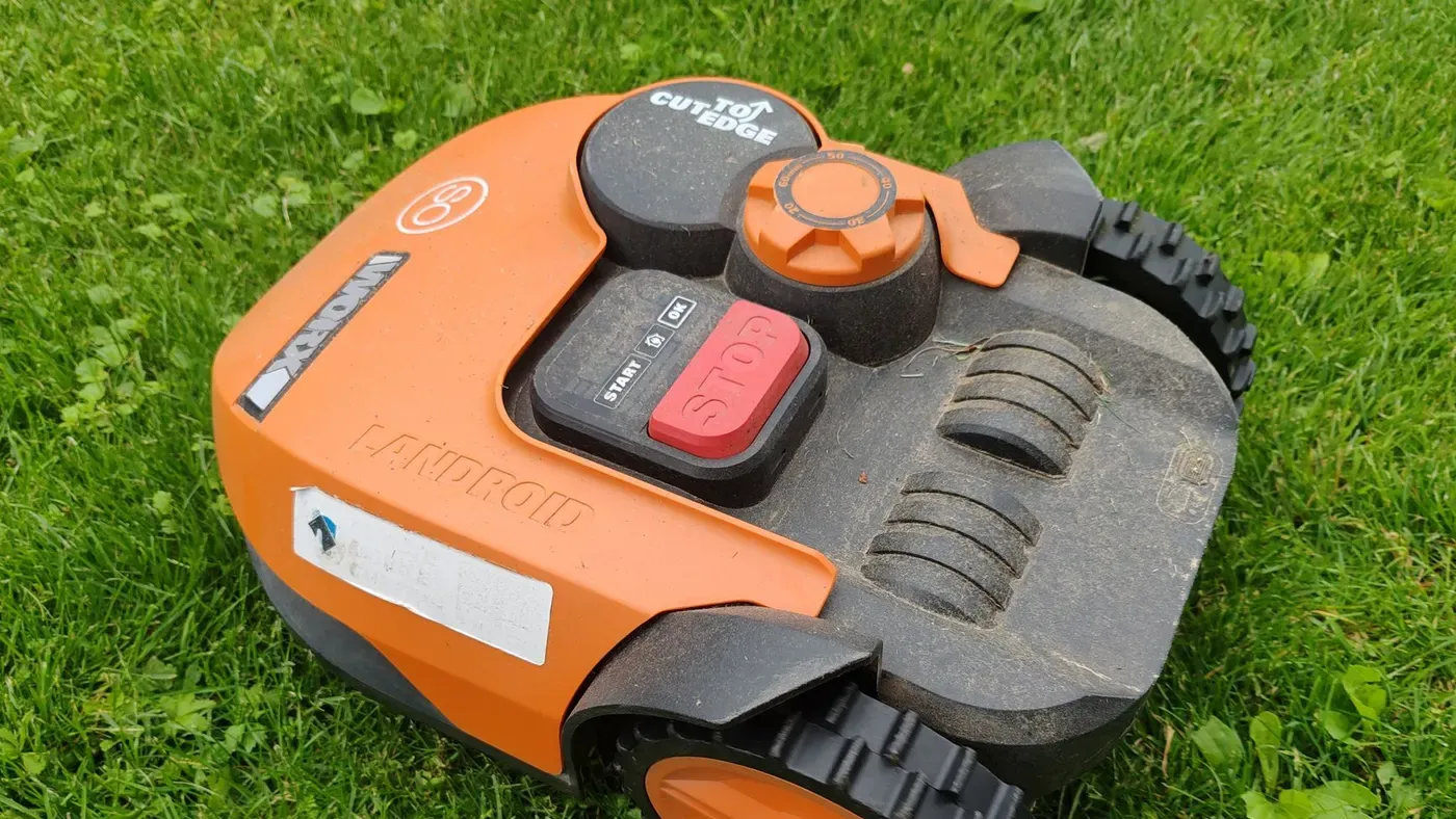 Robotgräsklippare på en gräsmatta