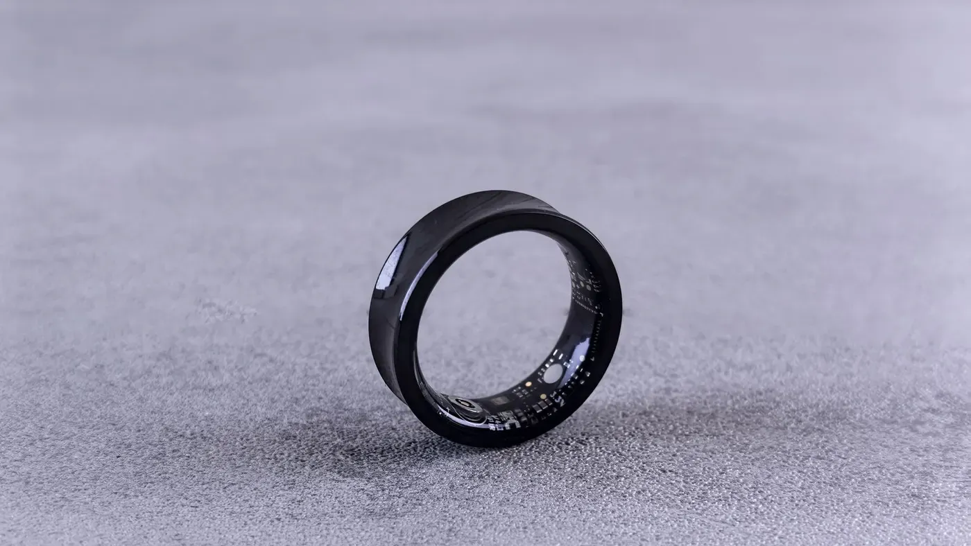 Smart ring buren på ett finger