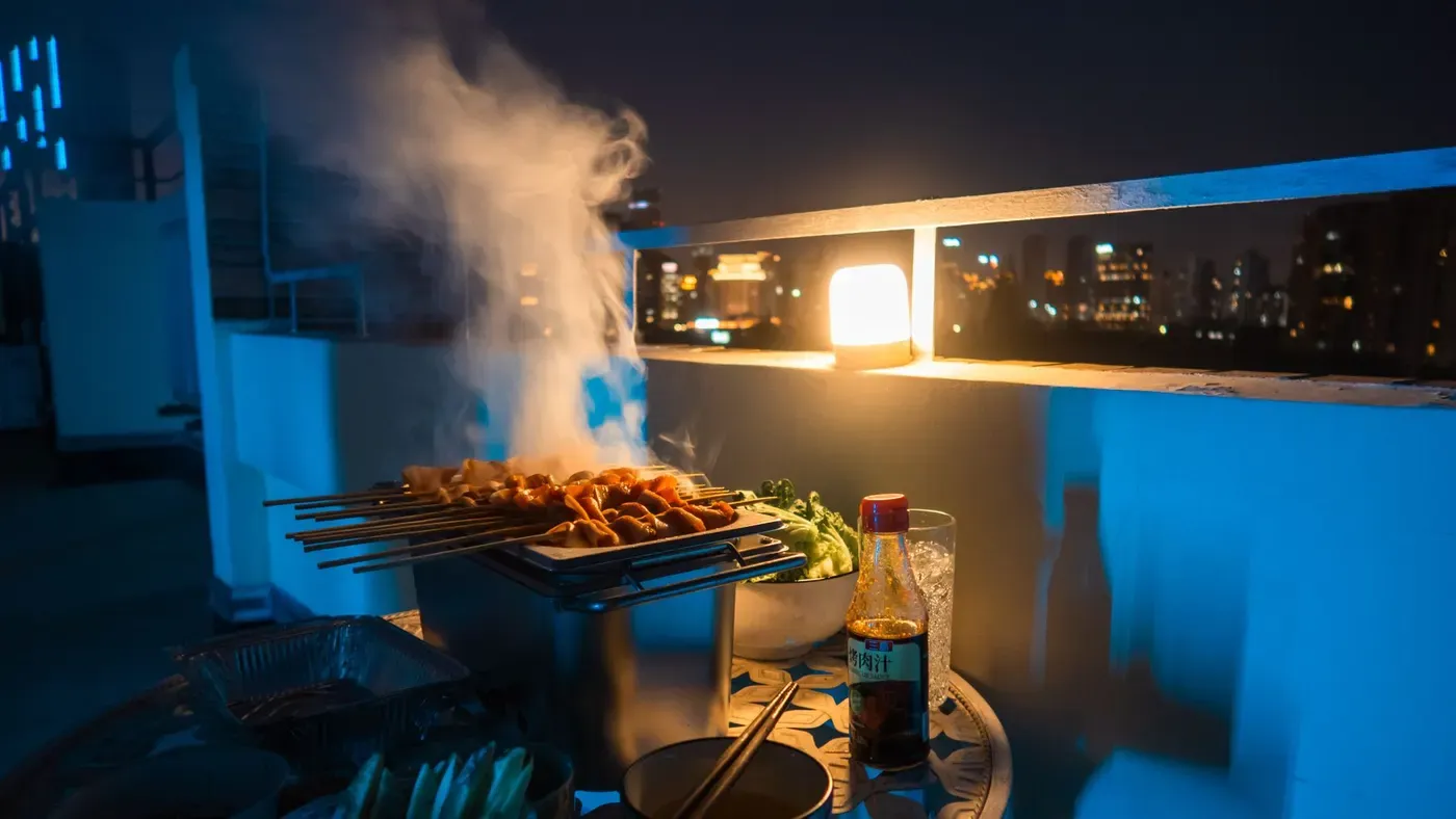 Elgrill i användning på en balkong