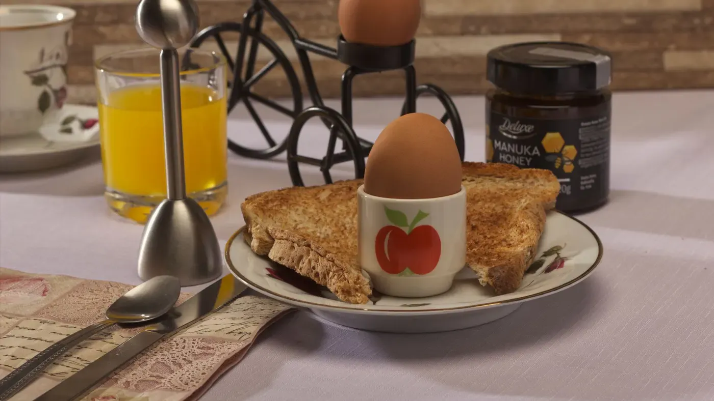 Kokta ägg på ett frukostbord