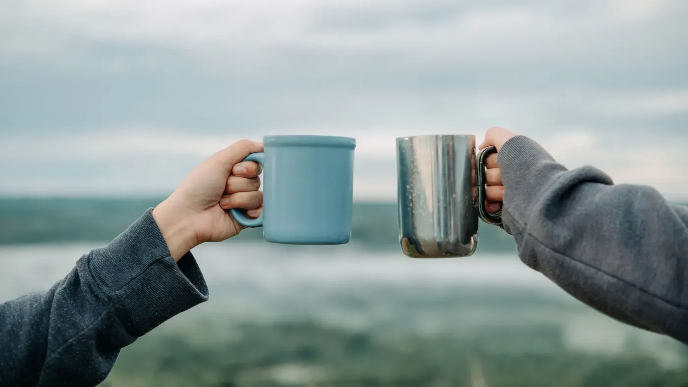 Termosmugg med kaffe utomhus