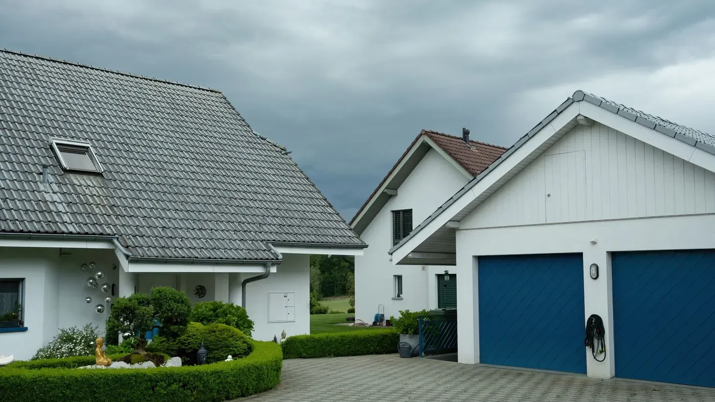 Garageport vid en uppfart