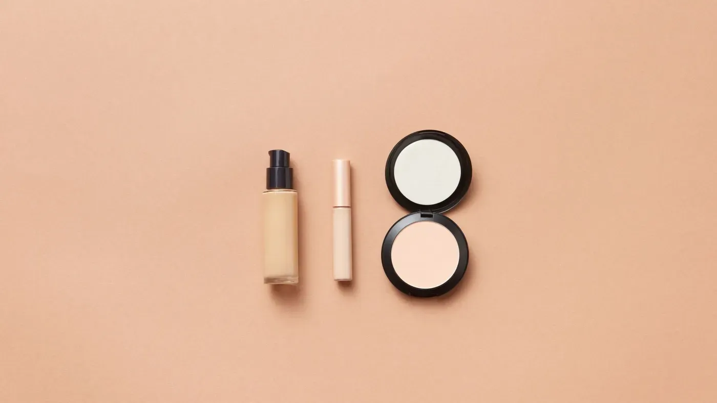 Foundationflaska bland smink