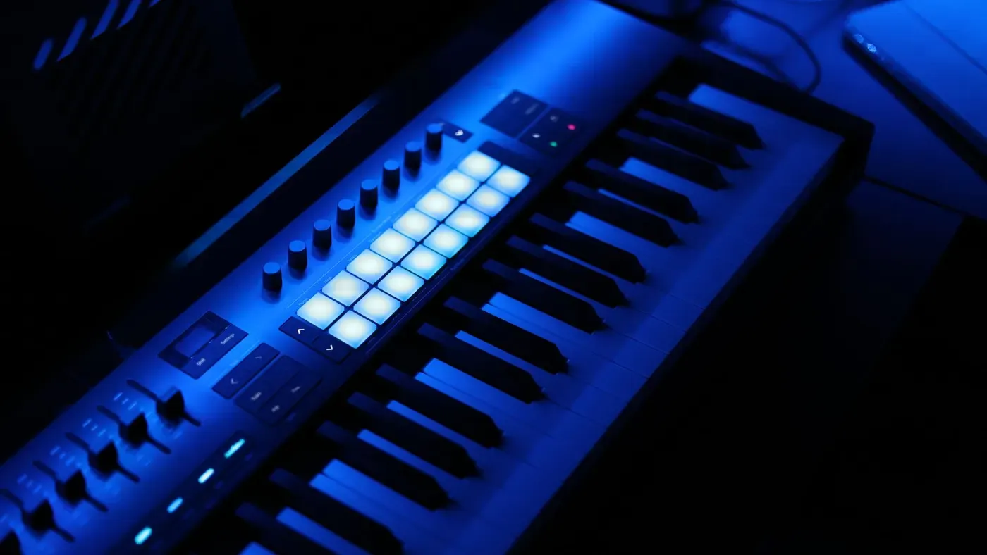 Midi keyboard med pads och rattar på ett skrivbord