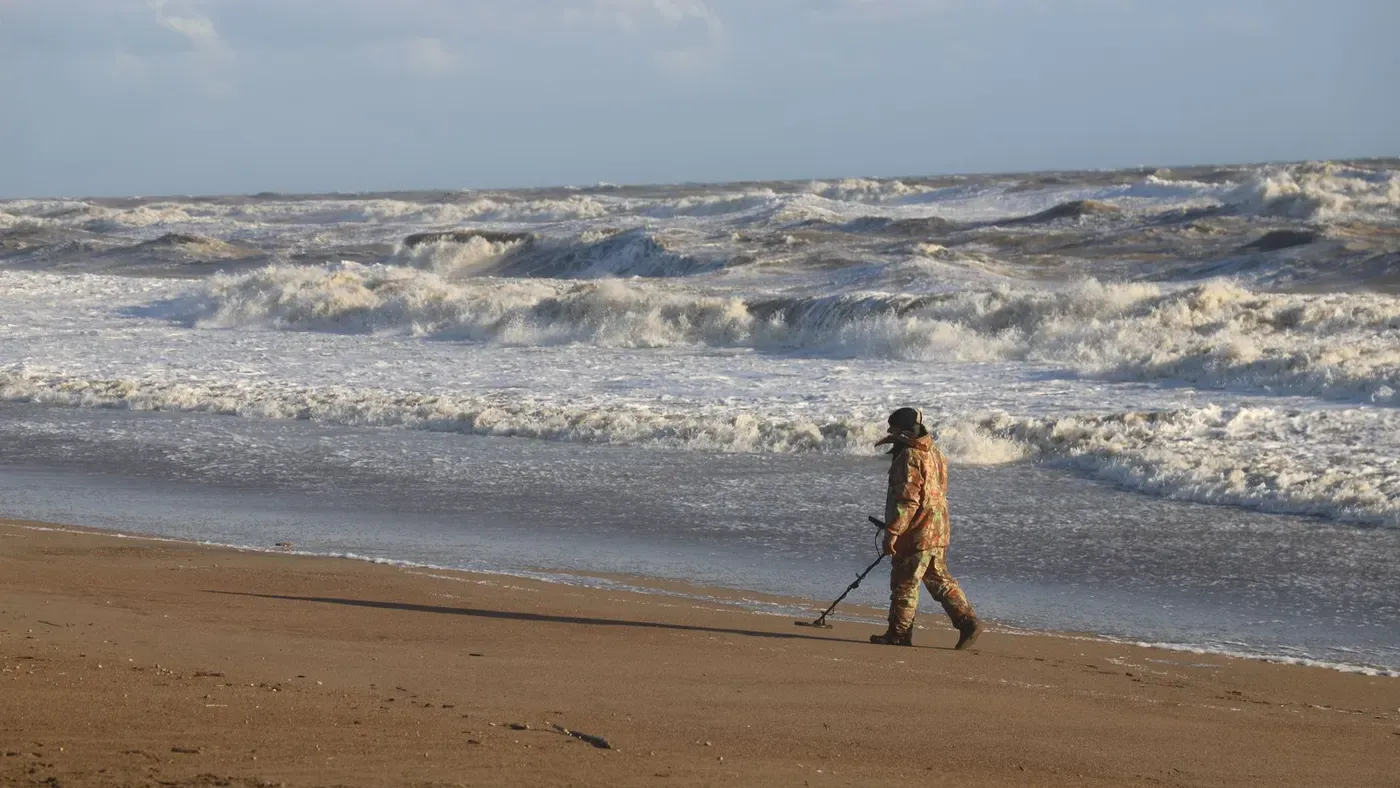 Metalldetektor används på en strand