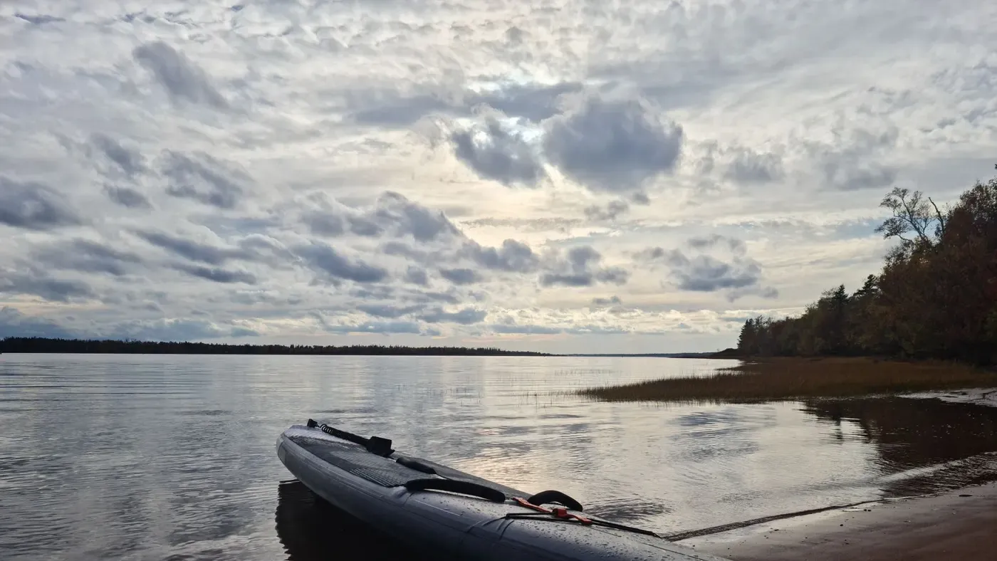 Uppblåsbar kajak på en sjö