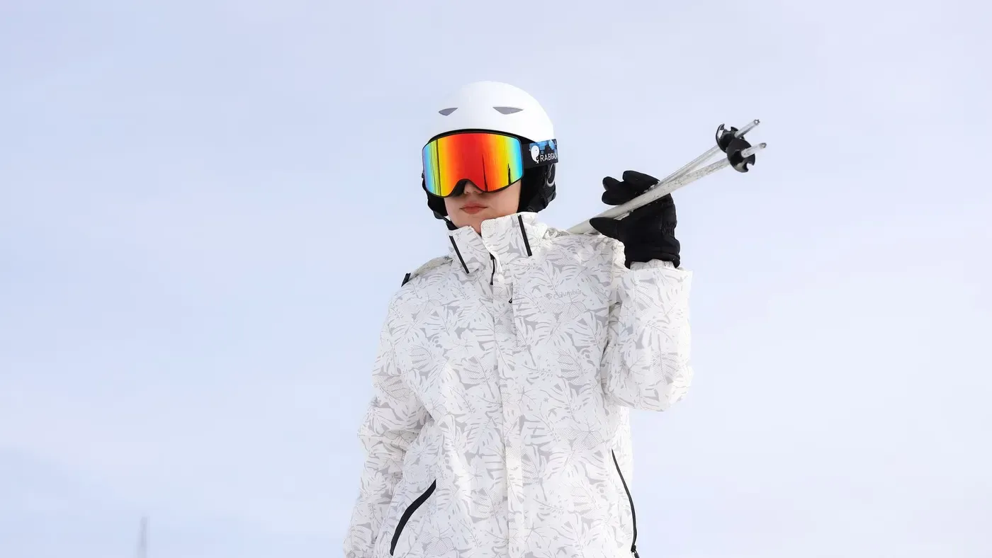 Skidhjälm och goggles i snön
