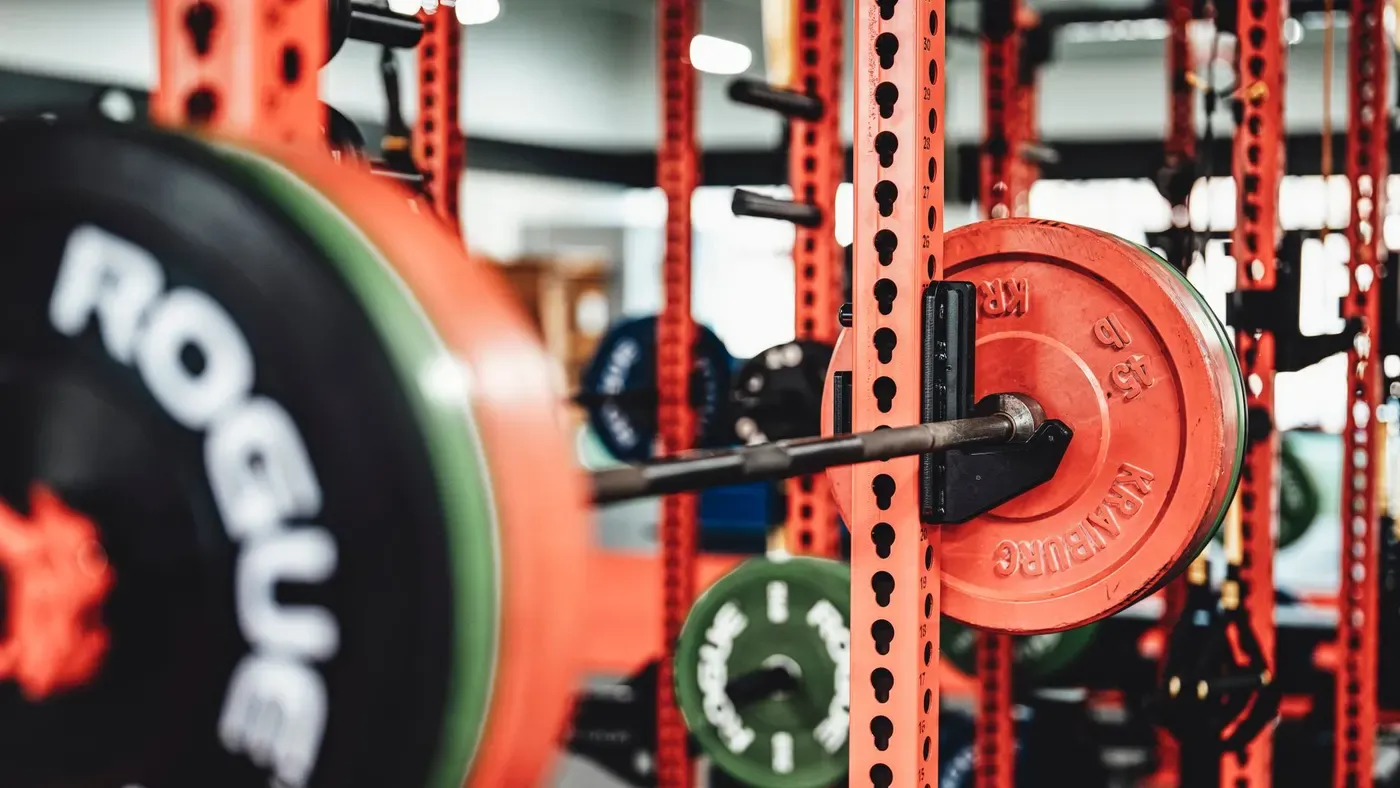 Smithmaskin med skivstång i ett gym