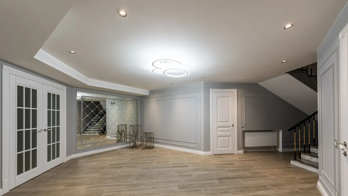 Taklampa i en hall