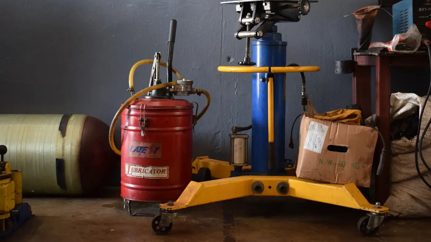 Hydrauloljedunkar i ett garage