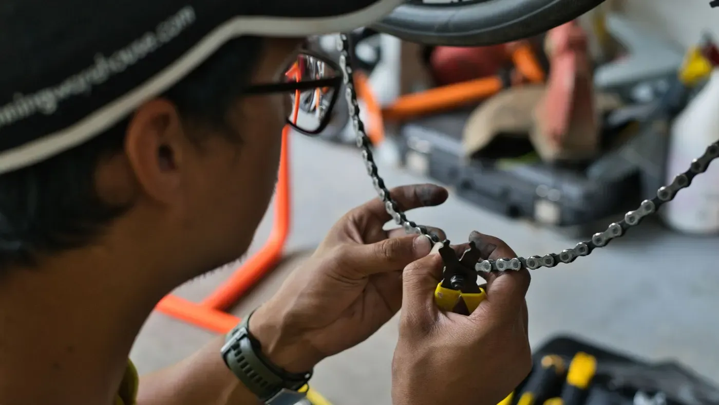 Cykel i serviceställ under reparation