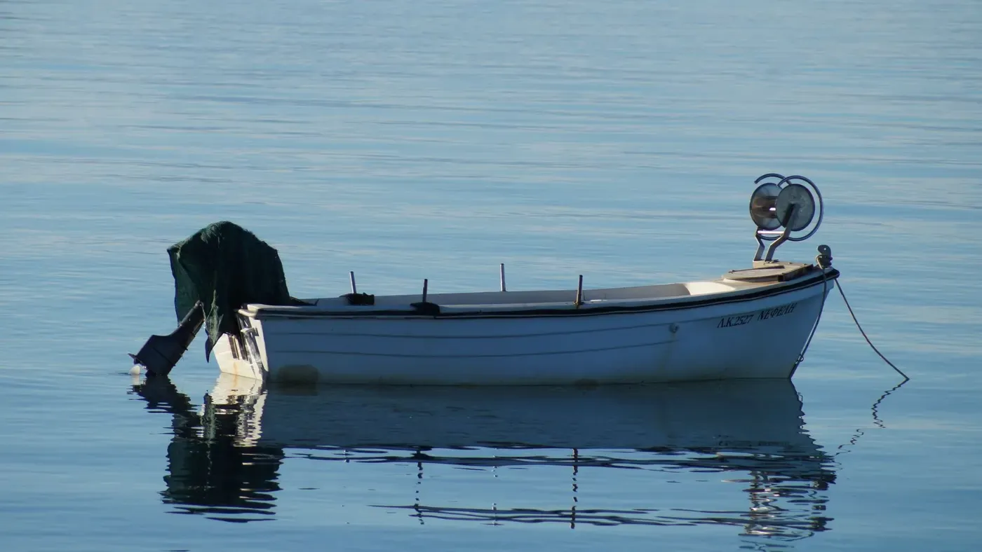 Liten båt på en stilla sjö