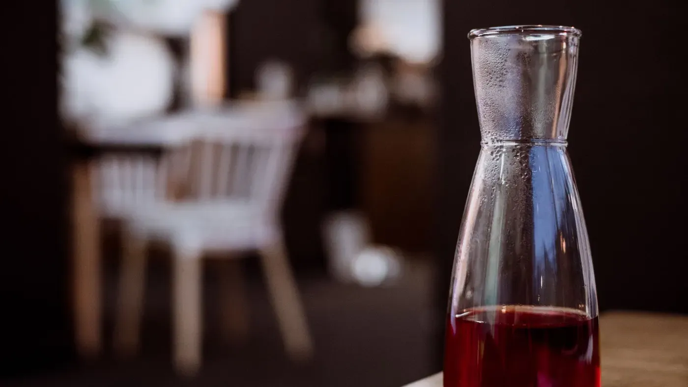 Vattenkaraff i glas på ett bord