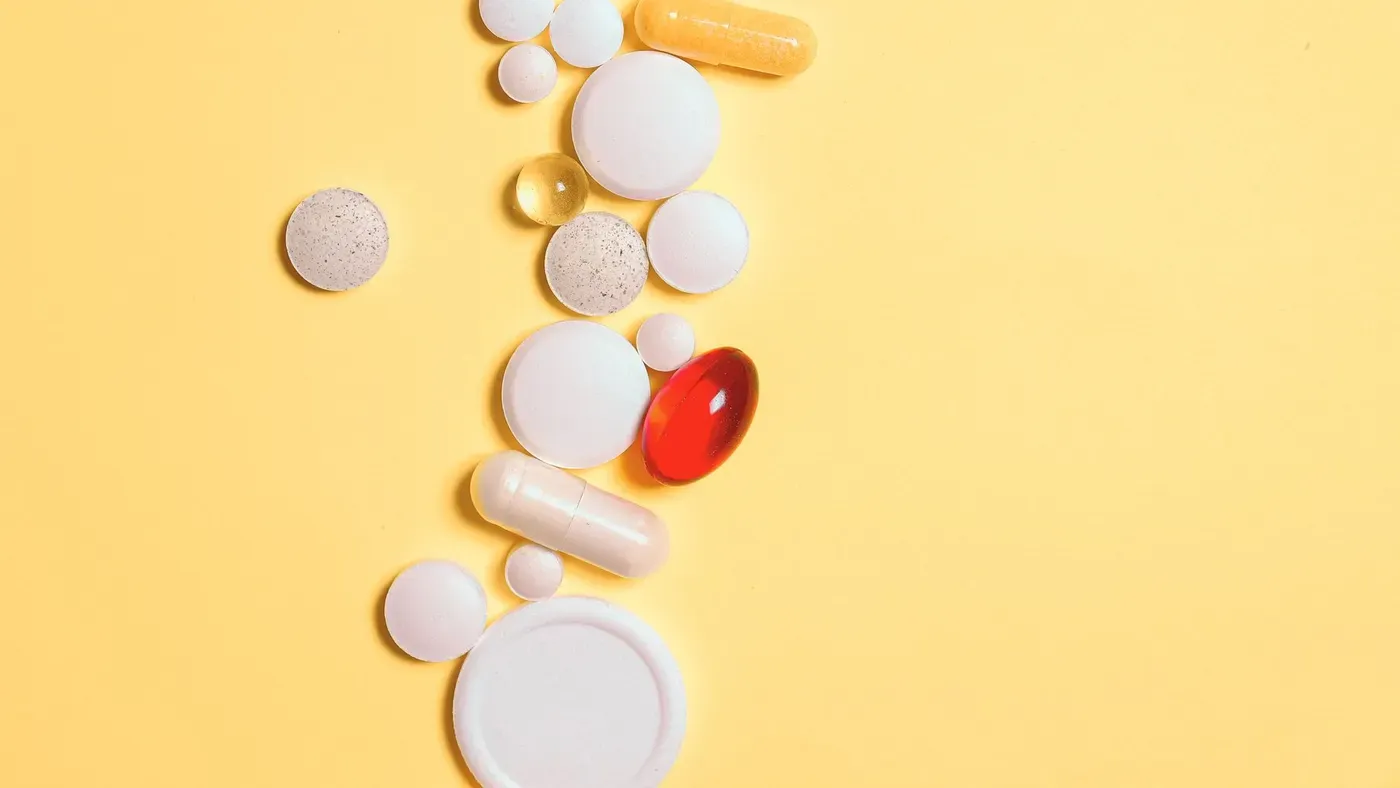 Vitamintabletter i olika färger
