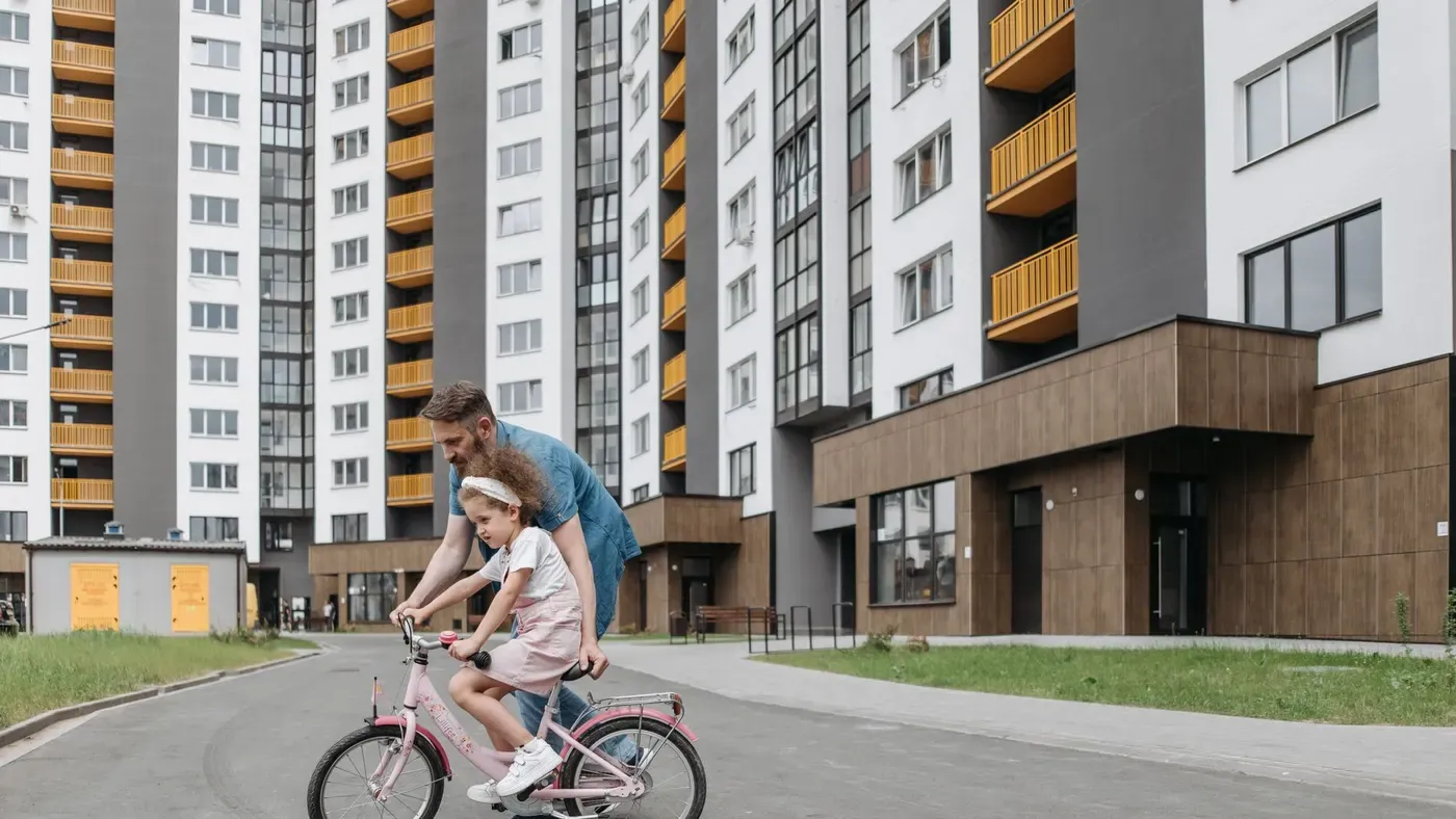 Barn som lär sig cykla på en liten cykel