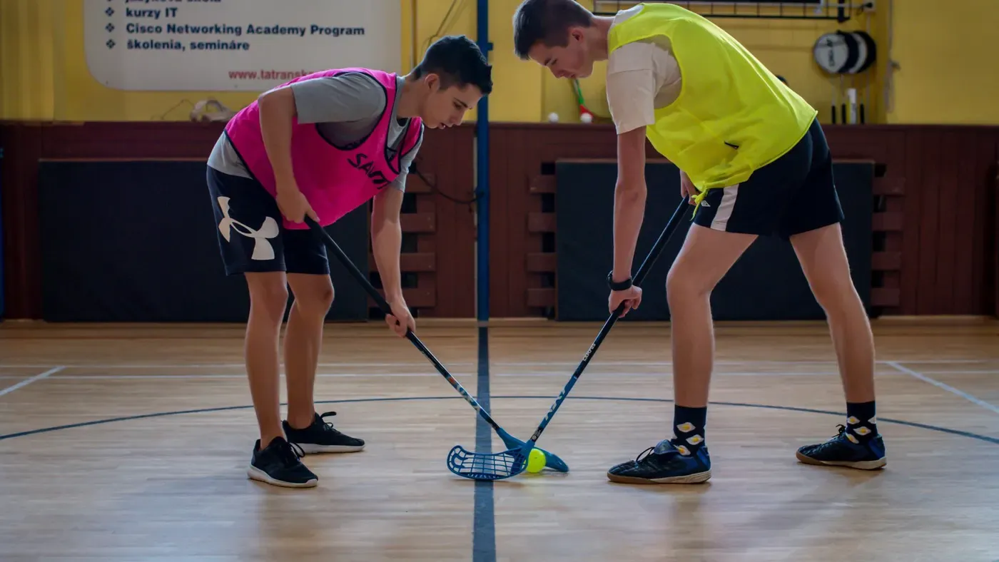 Innebandyspelare i en sporthall