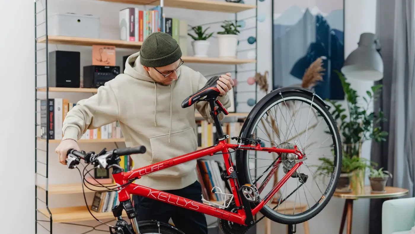Cykel uppspänd i ett mekställ