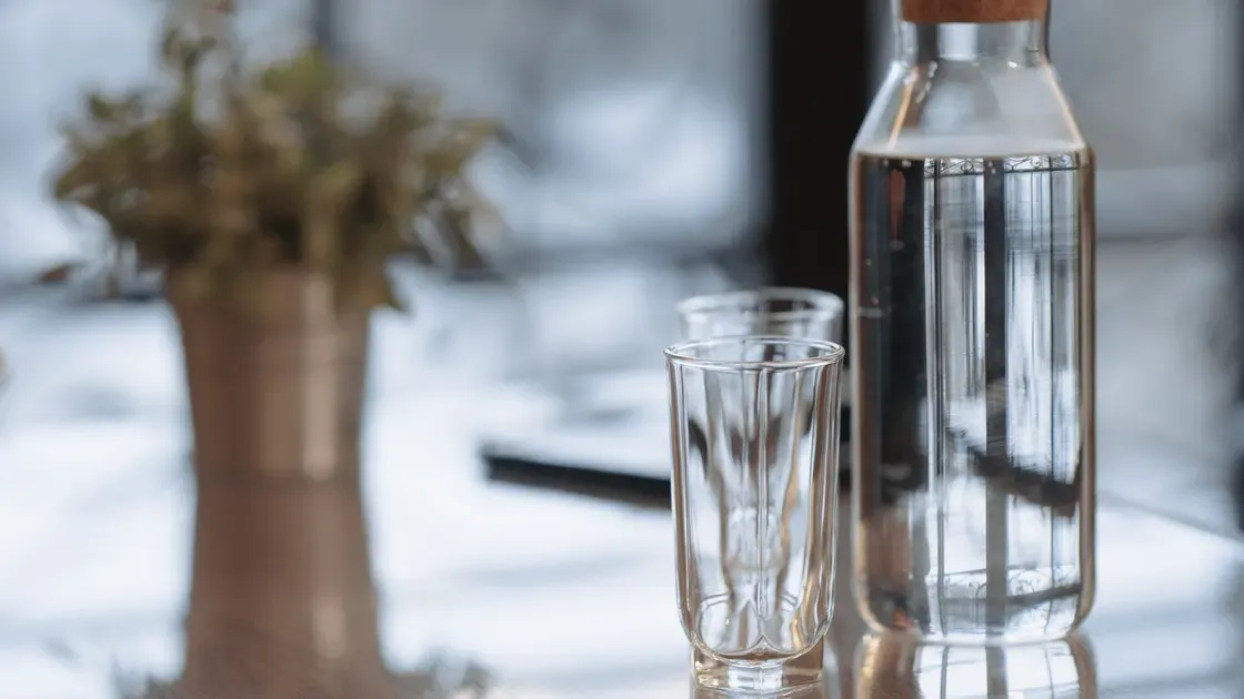 Vatten hälls upp i ett glas