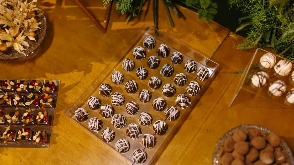 Frukt doppad i smält choklad