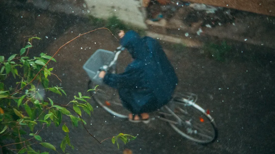 Cykelhjul med stänk från vägen