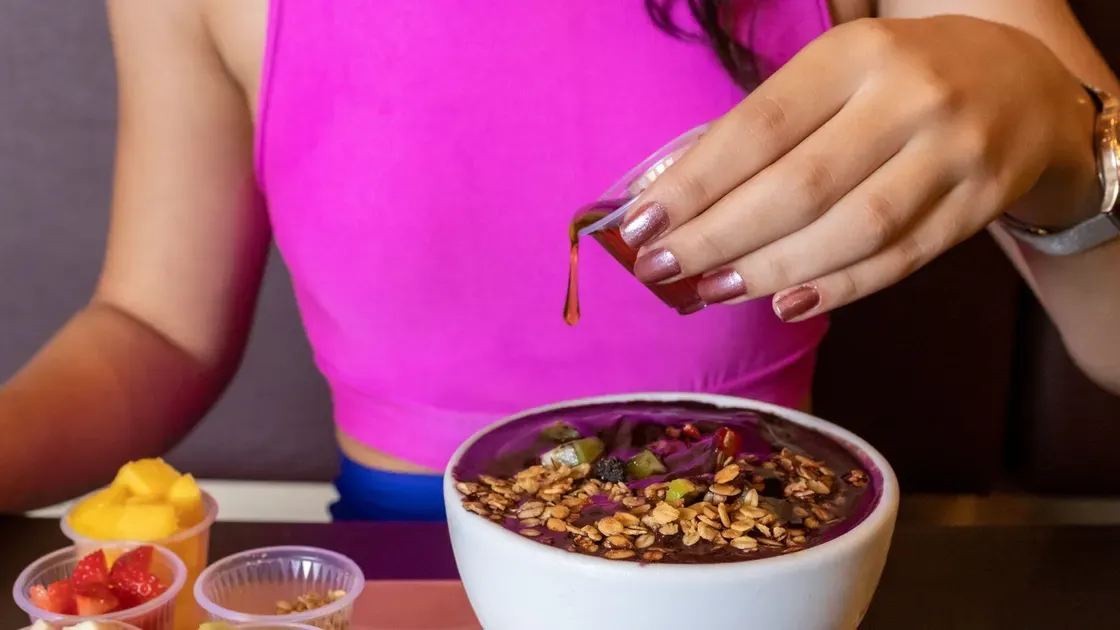 Lila pulver i en smoothieskål
