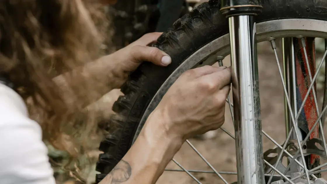Reparation av cykel vid vägkanten