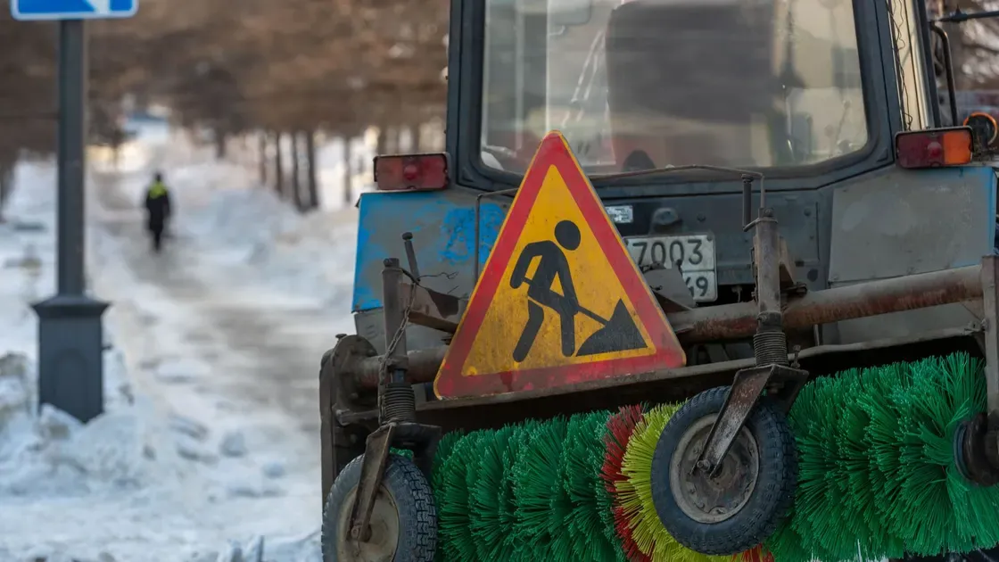Isbelagd trottoar på vintern