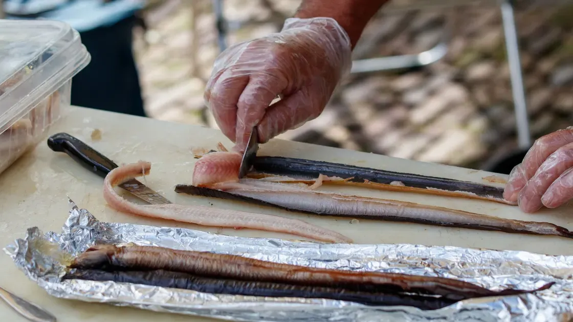 Färsk fisk på en skärbräda