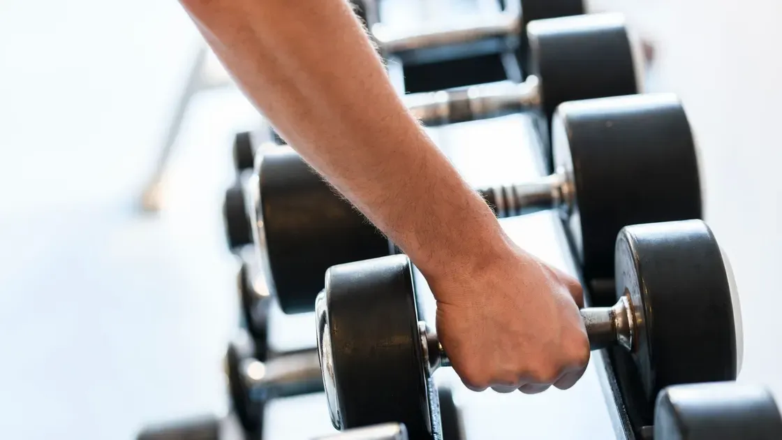 Underarmsträning i gym