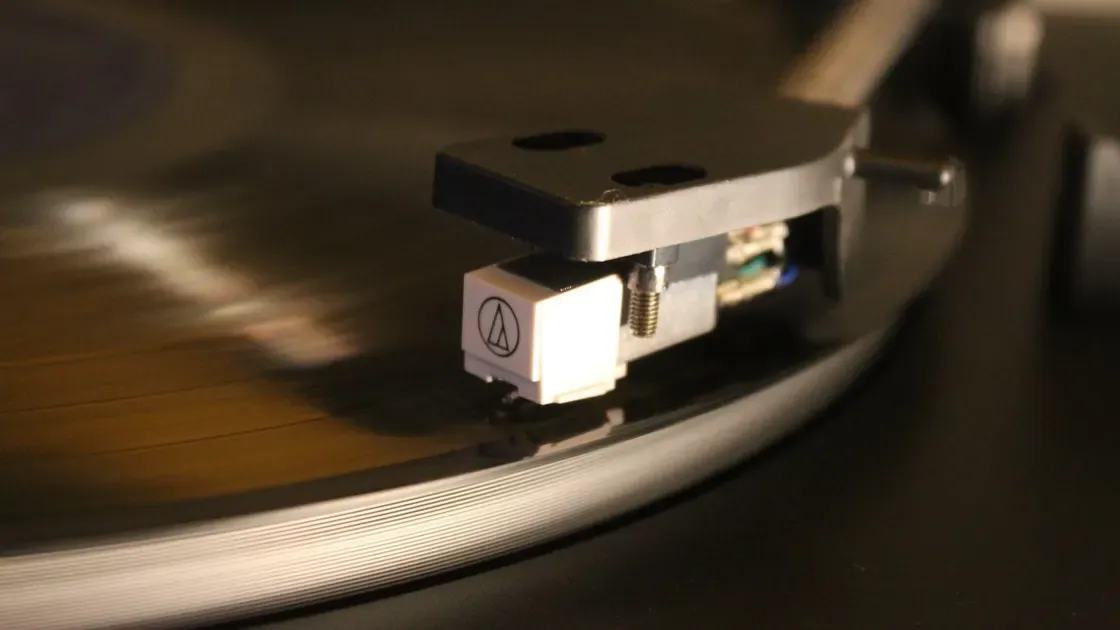 Närbild på nålen mot vinylskivan