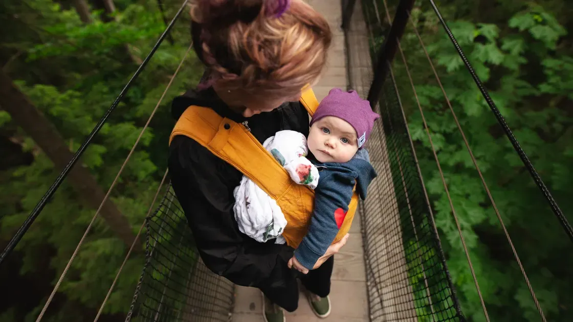 Familj på promenad med bärsele