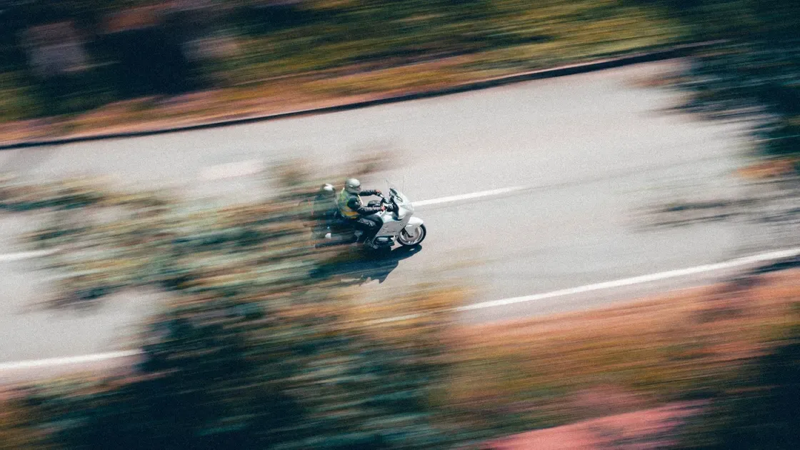 Flera motorcyklister som kör tillsammans