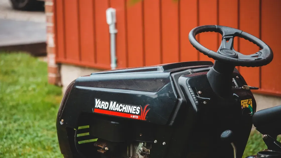 Gräsklippning med åkbar maskin
