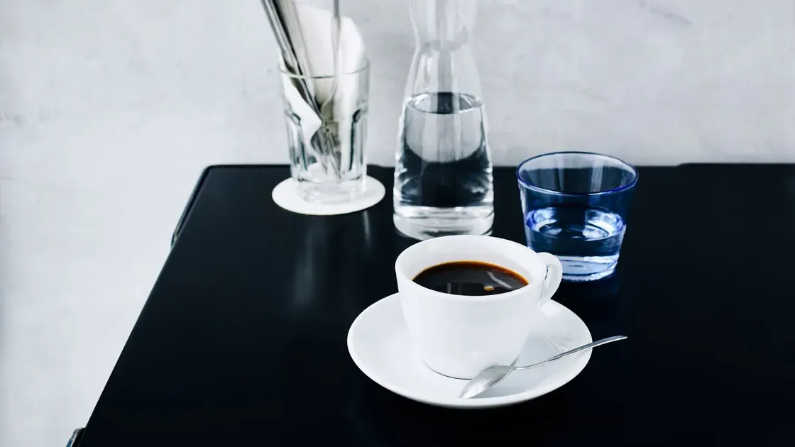 Glas och karaff på köksbordet