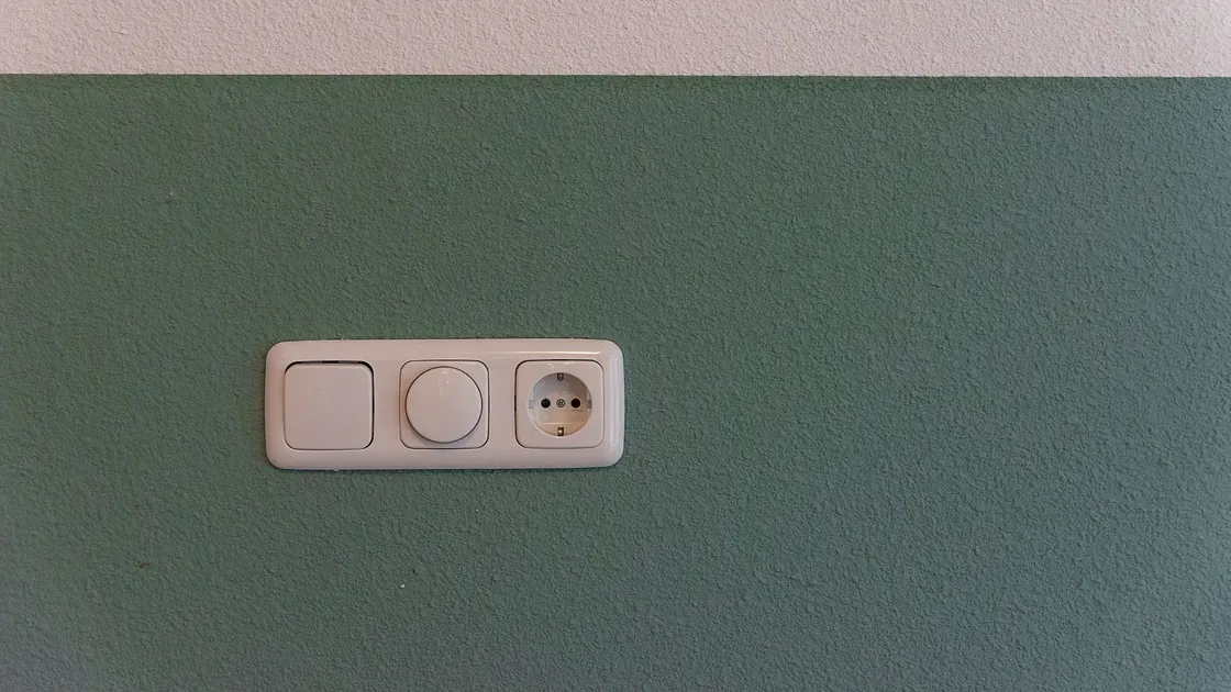 Vardagsrumslampa tänd på kvällen