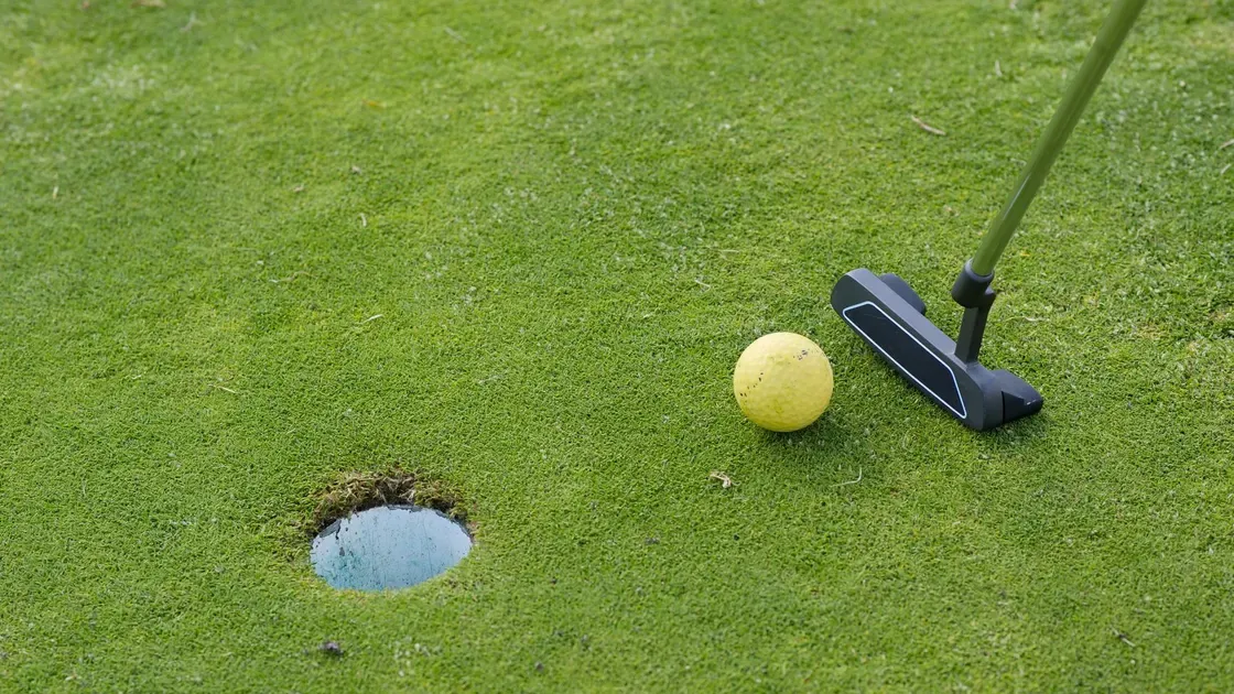 Golfspelare som puttar