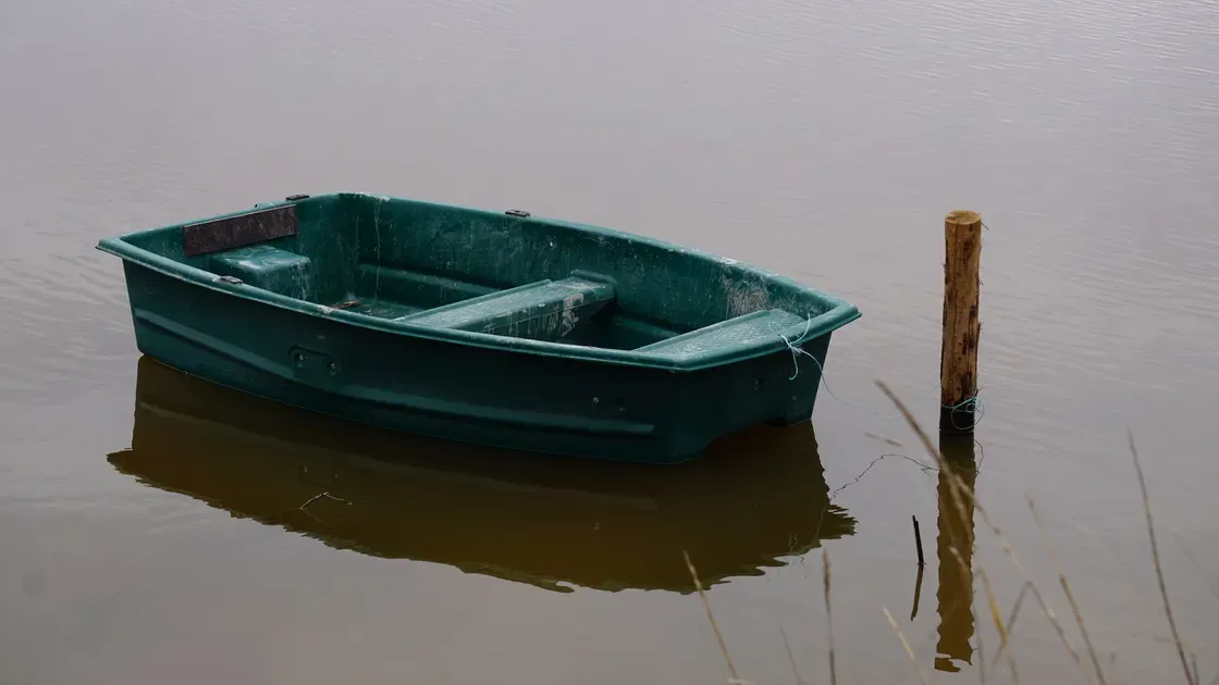 Fiskebåt vid en insjö
